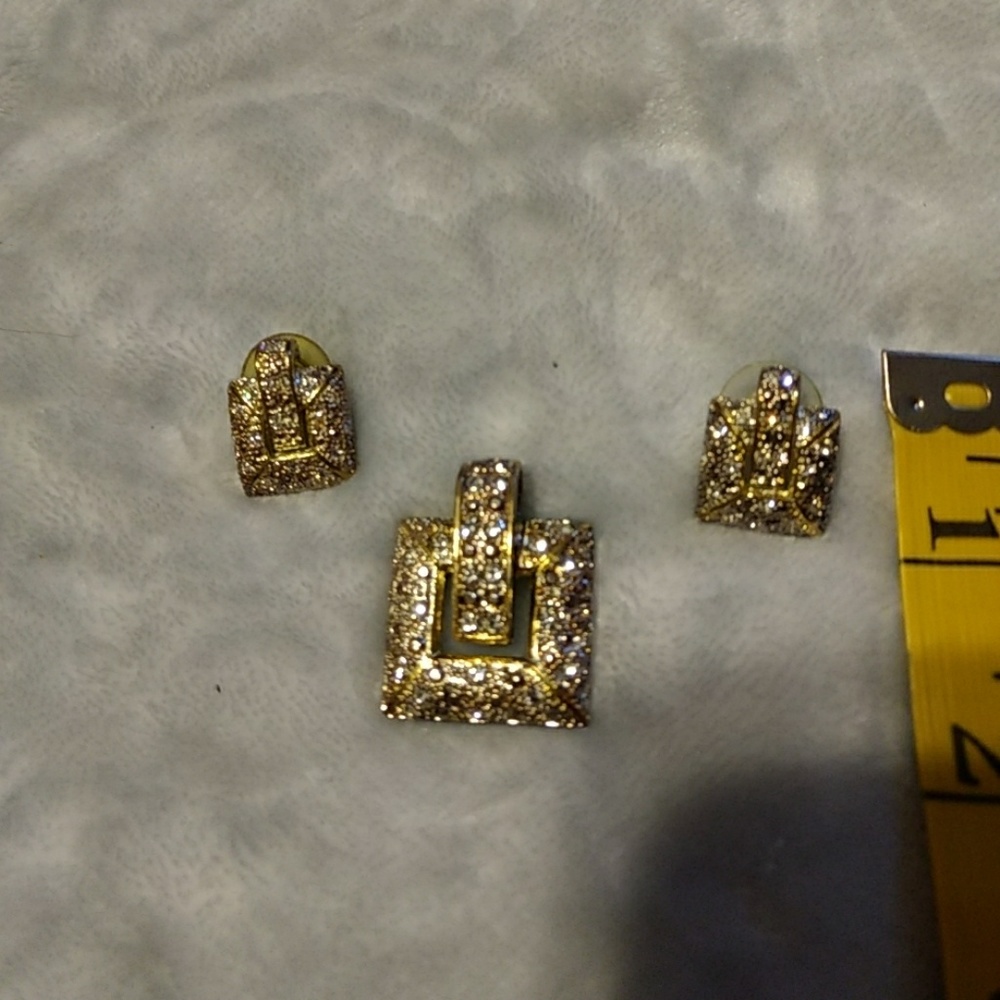 Best pendant and earrings